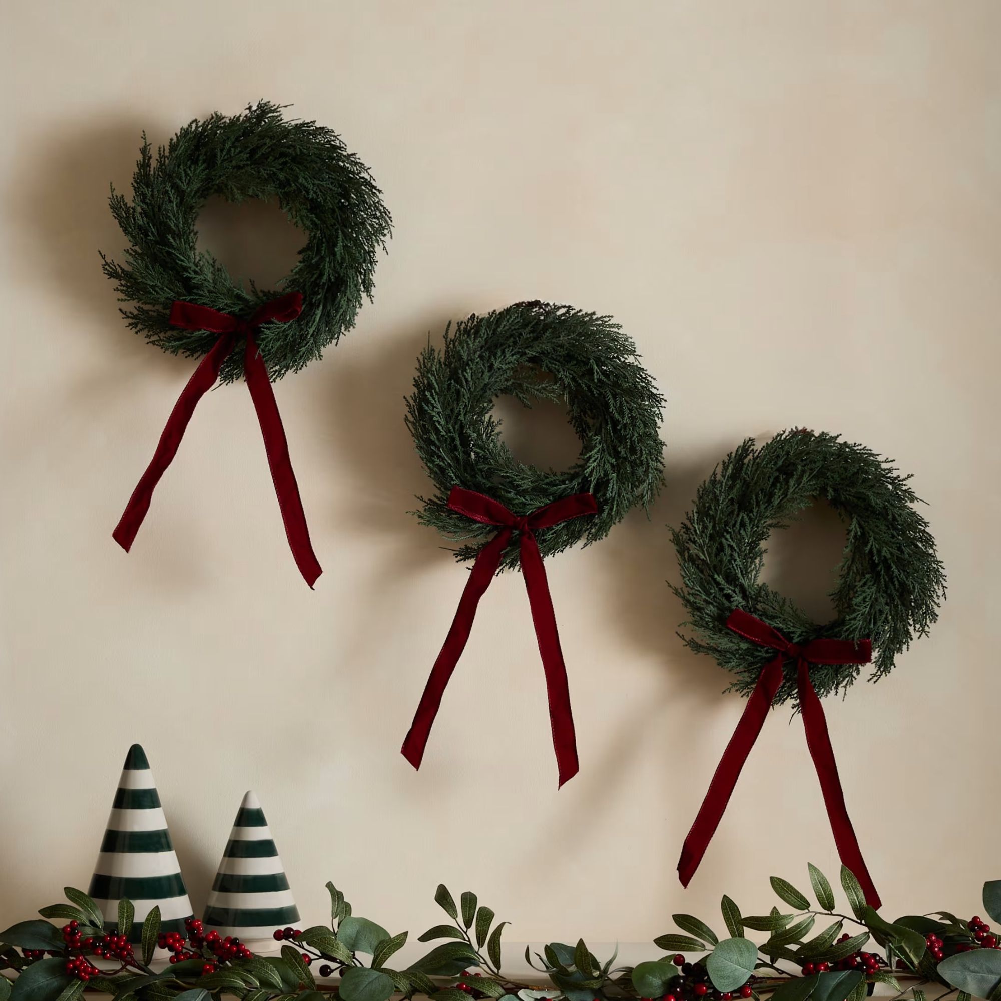 mini wreaths with bows 