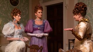 Harriet Cains as Philipa Featherington, Bessie Carter as Prudence Featherington, Polly Walker as Lady Portia Featherington in Bridgeton season 3