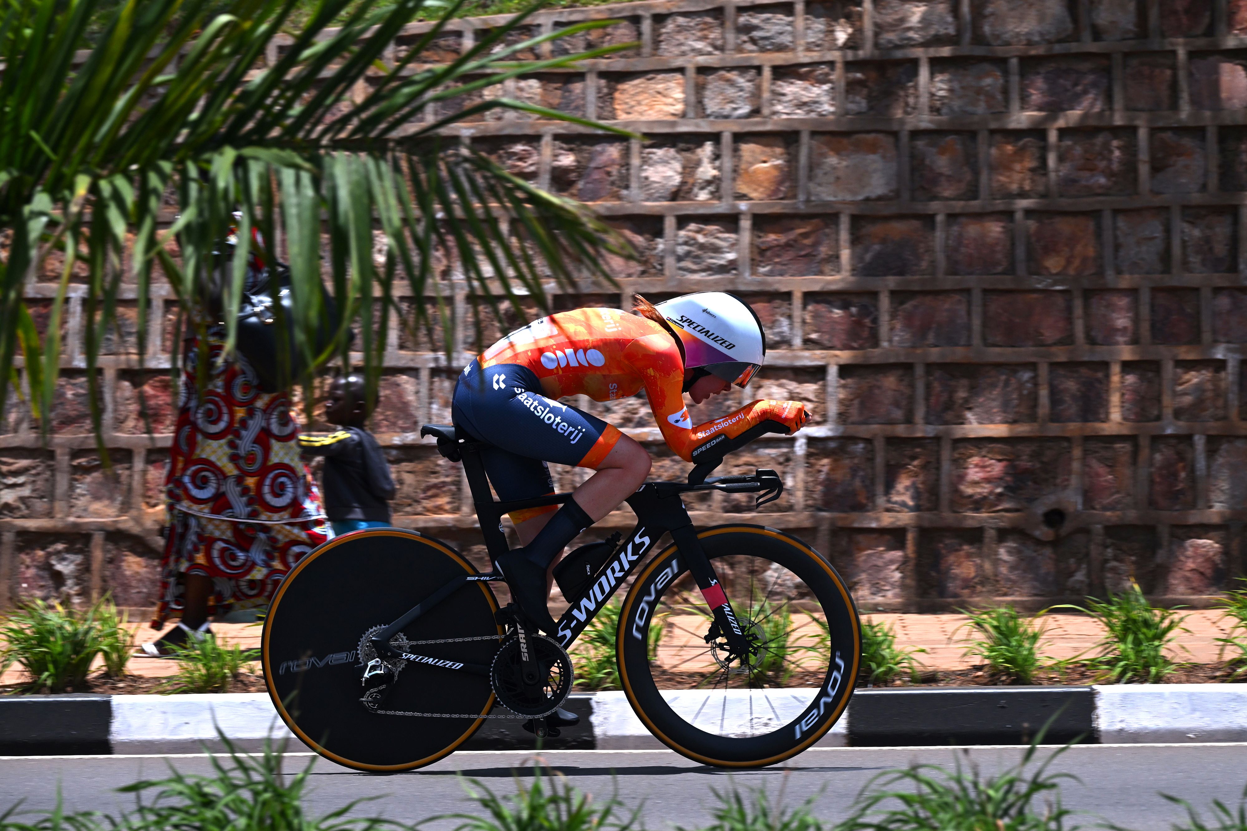 UCI Road World Championships Elite Women's ITT LIVE - Anna van der Breggen takes race lead
