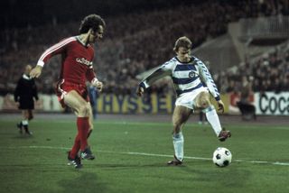 Bernard Dietz on the ball for MSV Duisburg against Bayern Munich and Frank Beckenbauer in October 1975.