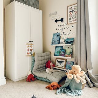 The IKEA MOSSLANDA Picture Ledge hack, used as a book display unit in a kids bedroom