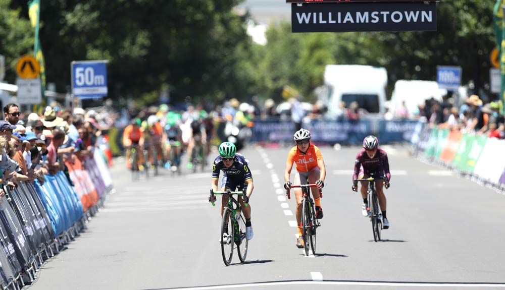 The peloton can see the attack