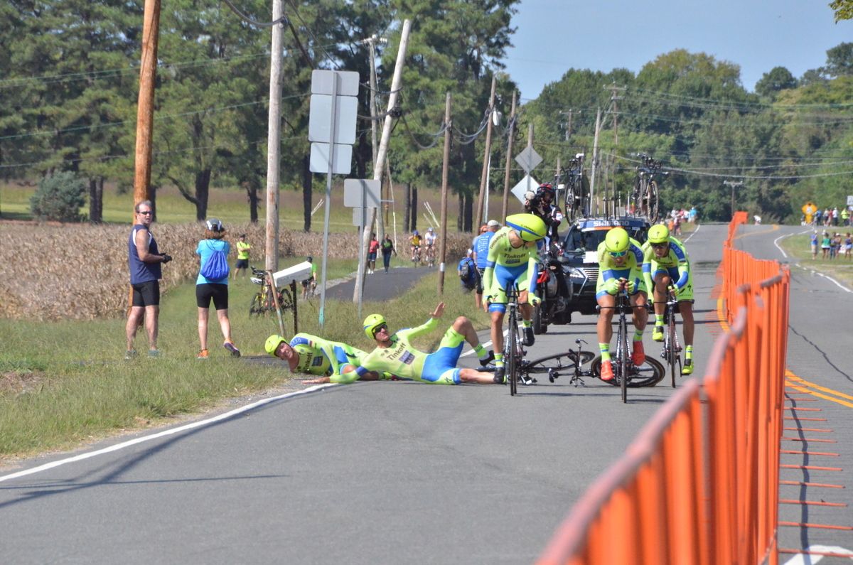 Michael Rogers and Michael Valgren crashing
