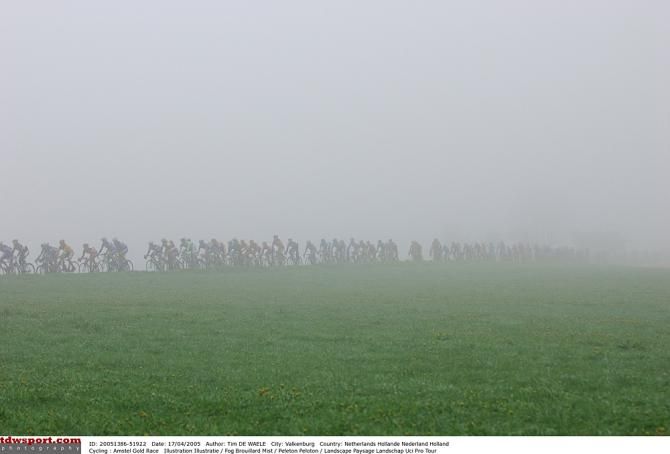 A heavy fog rests over the 2005 Amstel Gold peloton