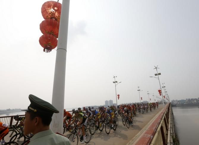 The peloton goes over a bridge on stage 2