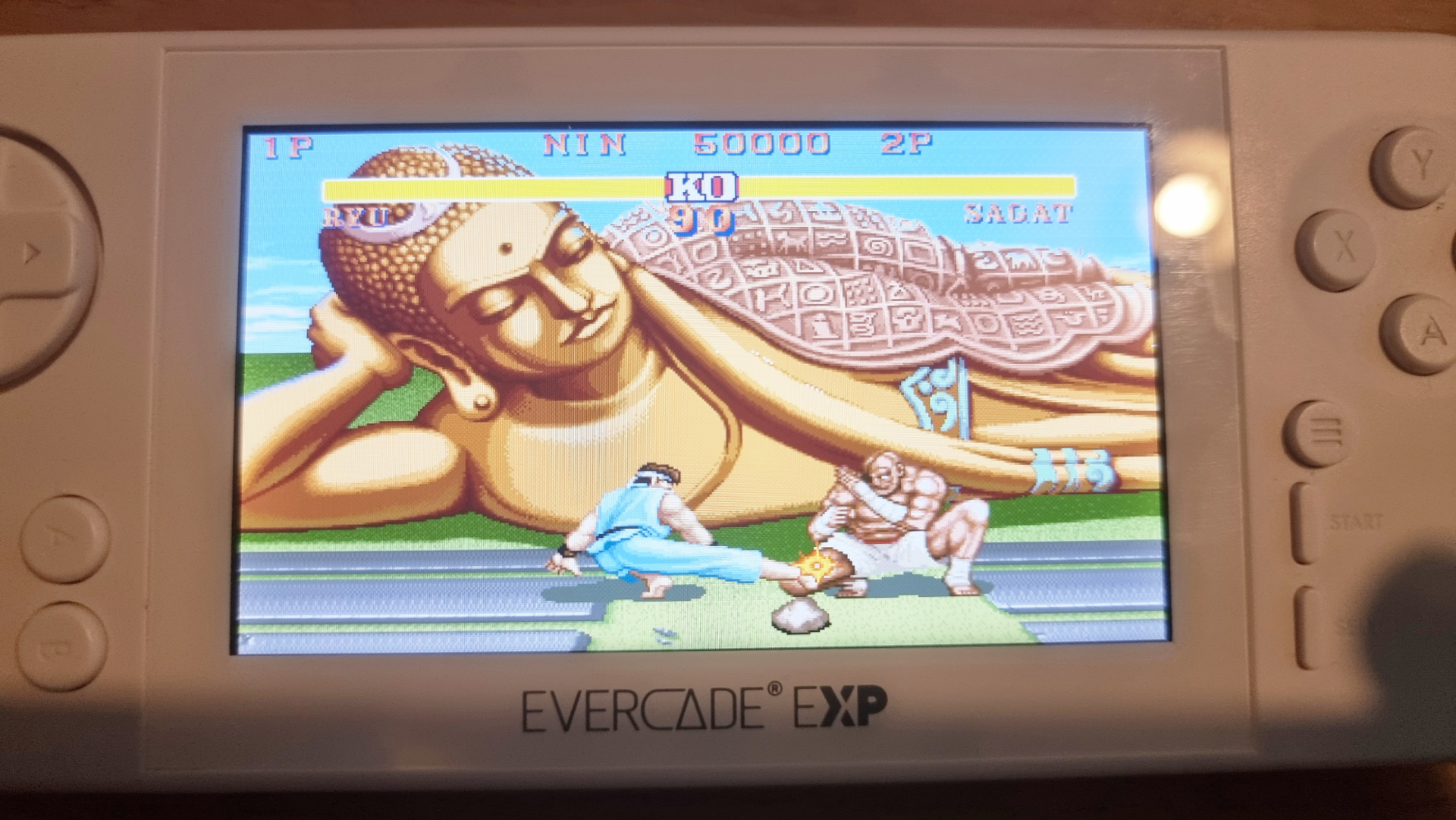 Evercade EXP تلعب Street Fighter 2 Hyper Fighting