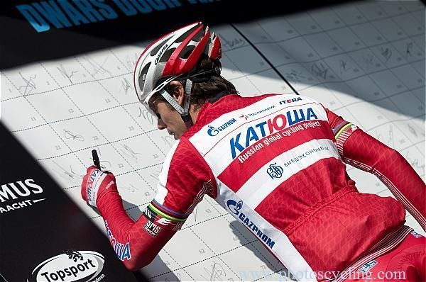Oscar Freire signs in for Dwars door Vlaanderen