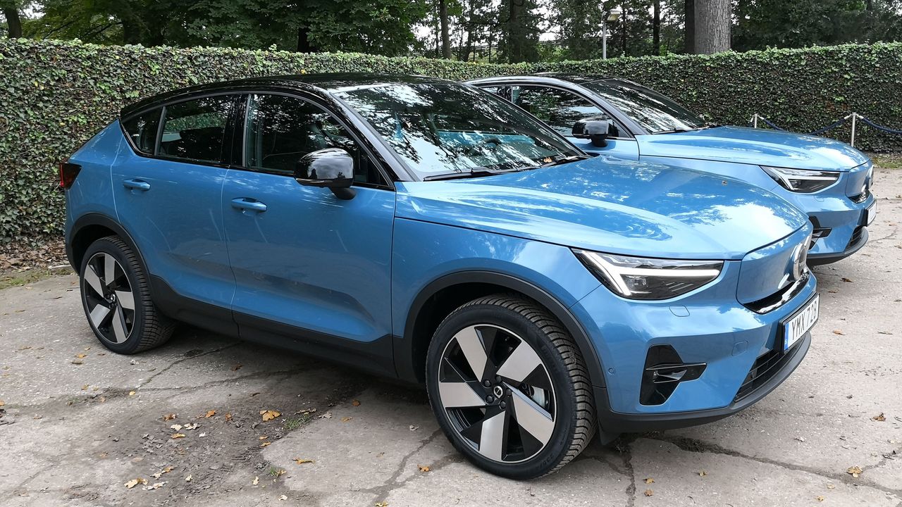 Side-on view of the Volvo C40 Recharge