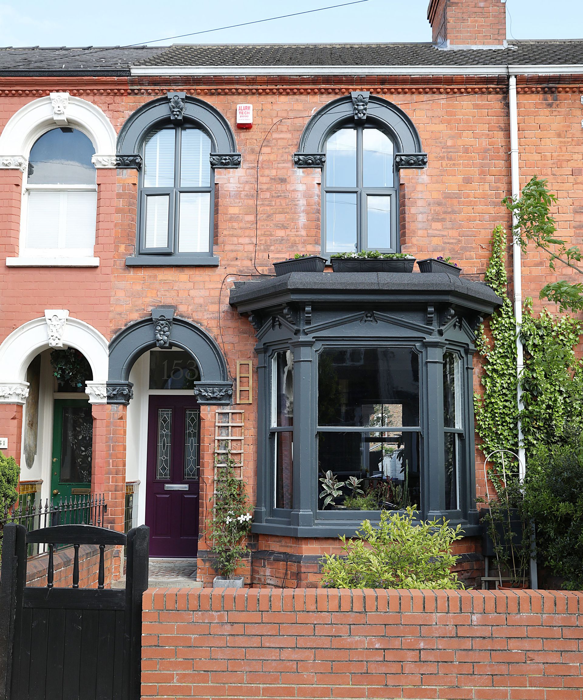 Rumah bersejarah Leila dan Joe dipenuhi cahaya dan warna