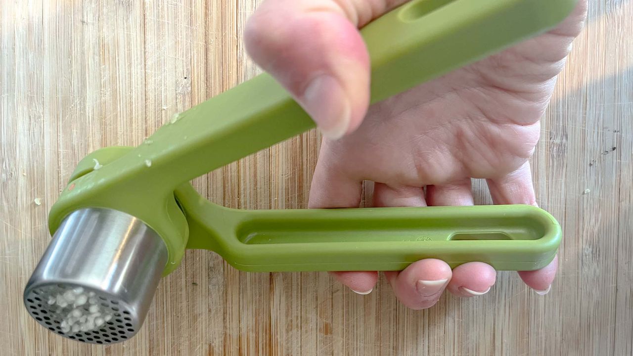 Joseph Joseph Helix Garlic Press Mincer Ergonomic Twist-Action Hand Juicer