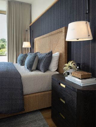 A bedroom with a headboard