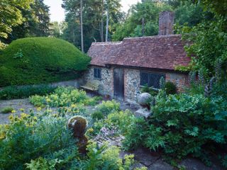 cottage garden patio ideas: wild cottage style