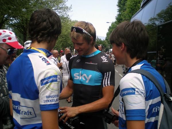 Edvald Boasson Hagen (Team Sky) meets some fans from Norway.