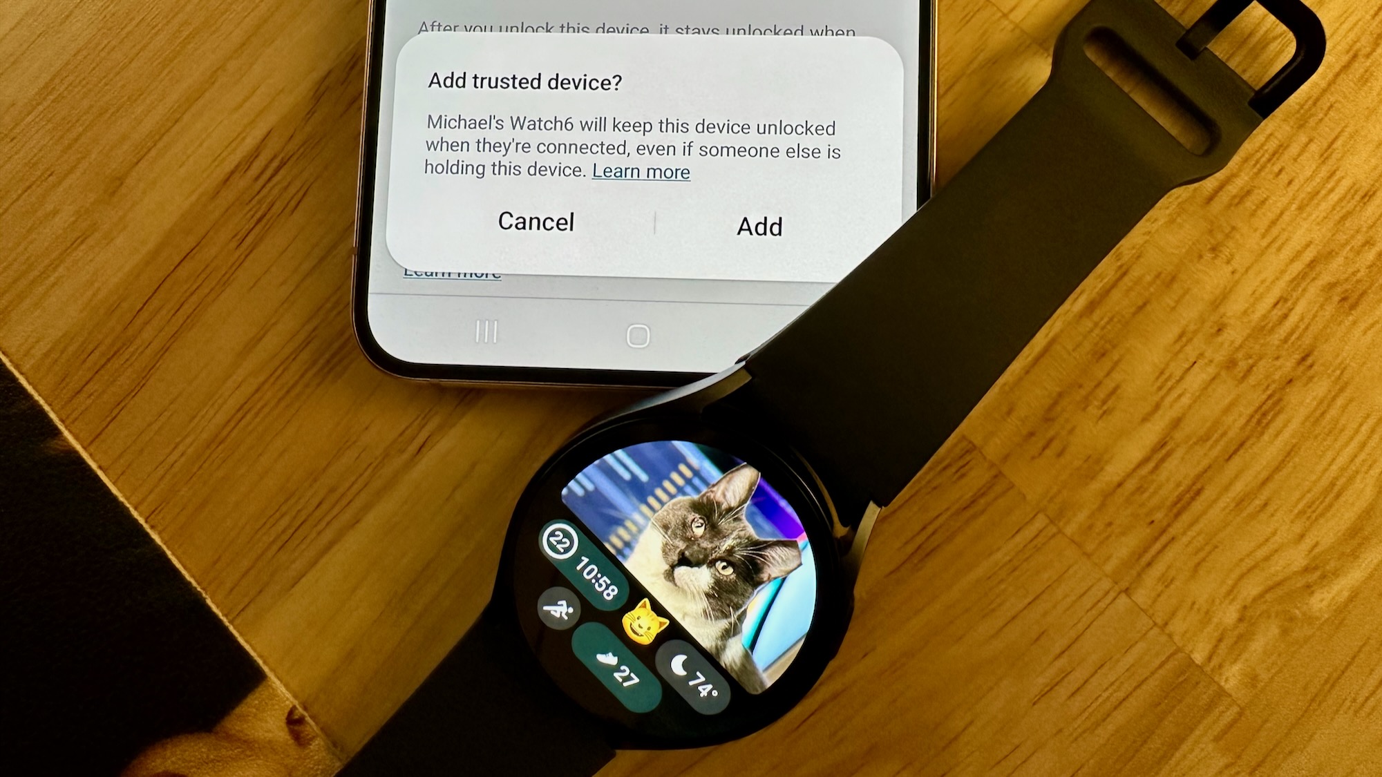 Recurso Smart Lock no Galaxy S22 Plus, com o Samsung Galaxy Watch 6 em cima dele