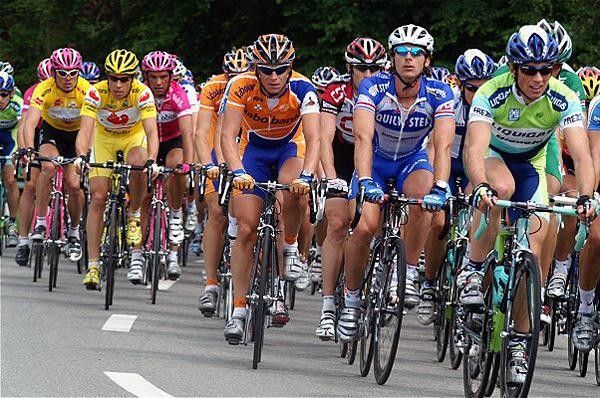 The peoloton during stage 1 with Jan Ullrich in the background