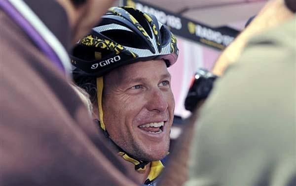 Lance Armstrong answers journalists' questions before the start.