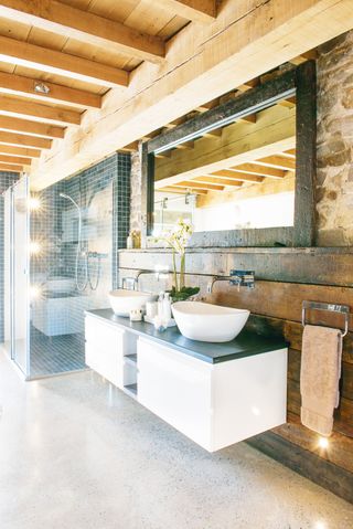 barn-master-bathroom