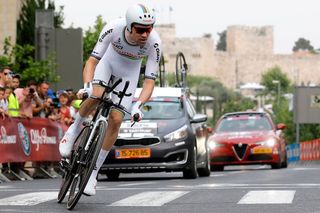 Defending Giro champion Tom Dumoulin (Sunweb) picked up where he left off by winning the stage 1 time trial of the 2018 Giro in Jerusalem