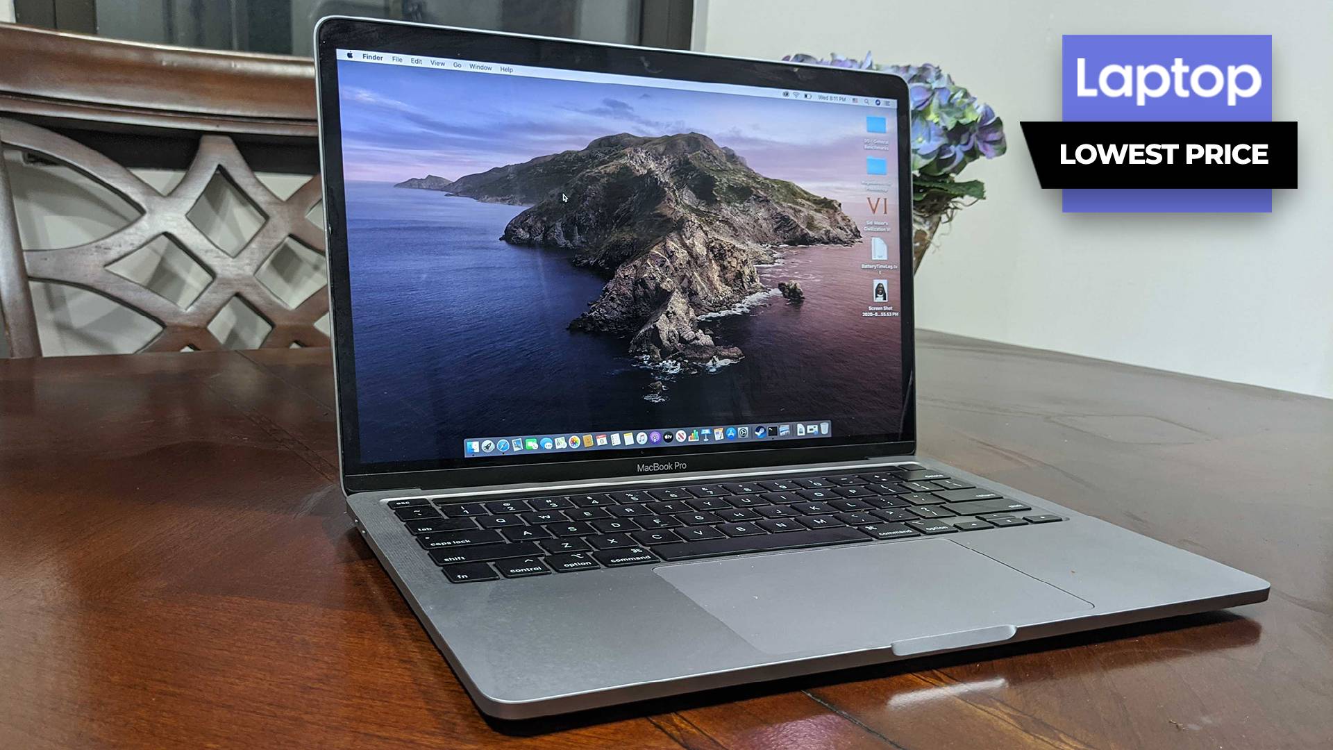Laptop MacBook Pro di atas meja kayu