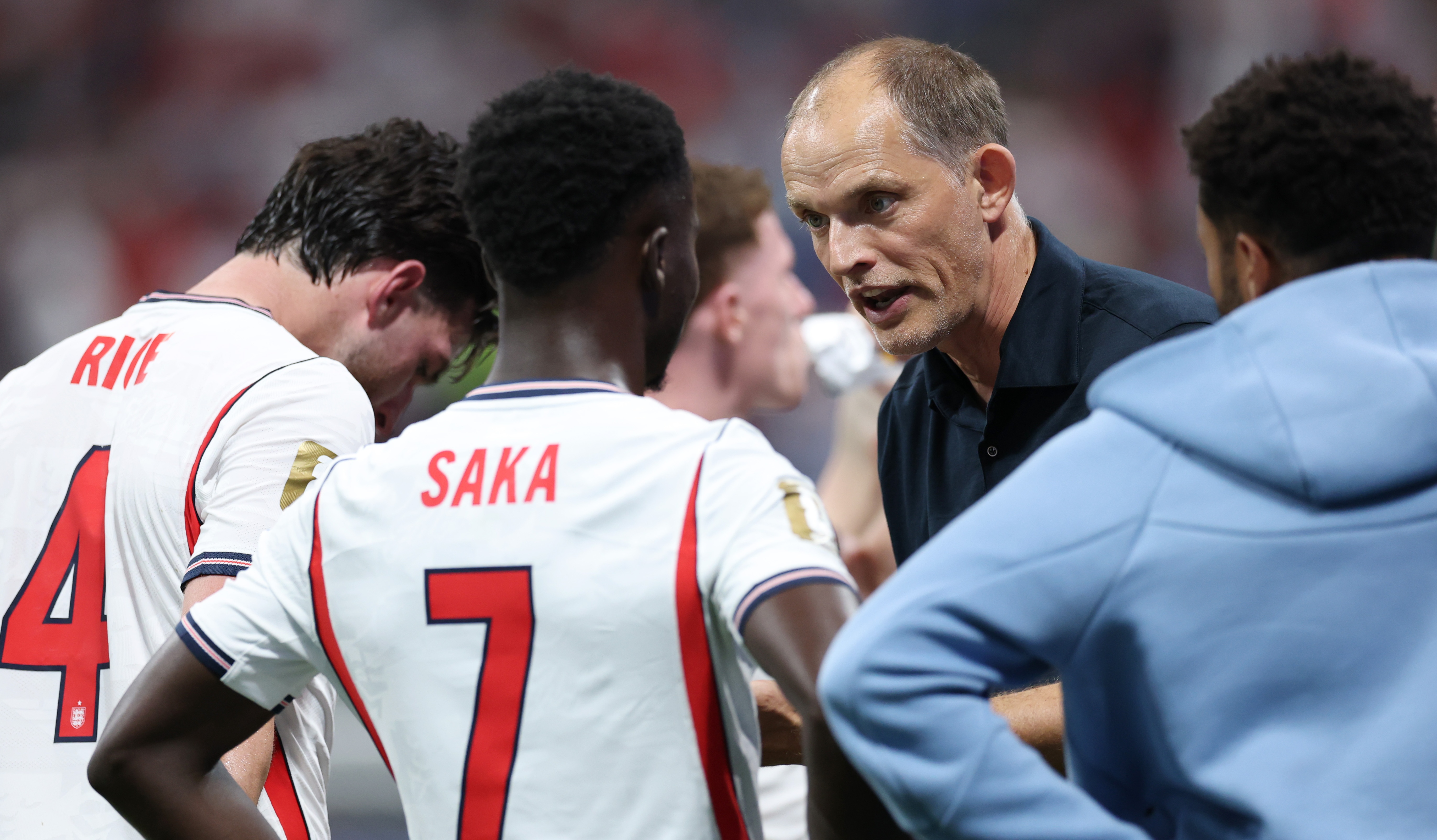 Thomas Tuchel, manager of England, speaks to players at the hydration break during the FIFA World Cup 2026 Round Of 32 match against Congo DR at Atlanta Stadium on July 01, 2026 in Atlanta, Georgia