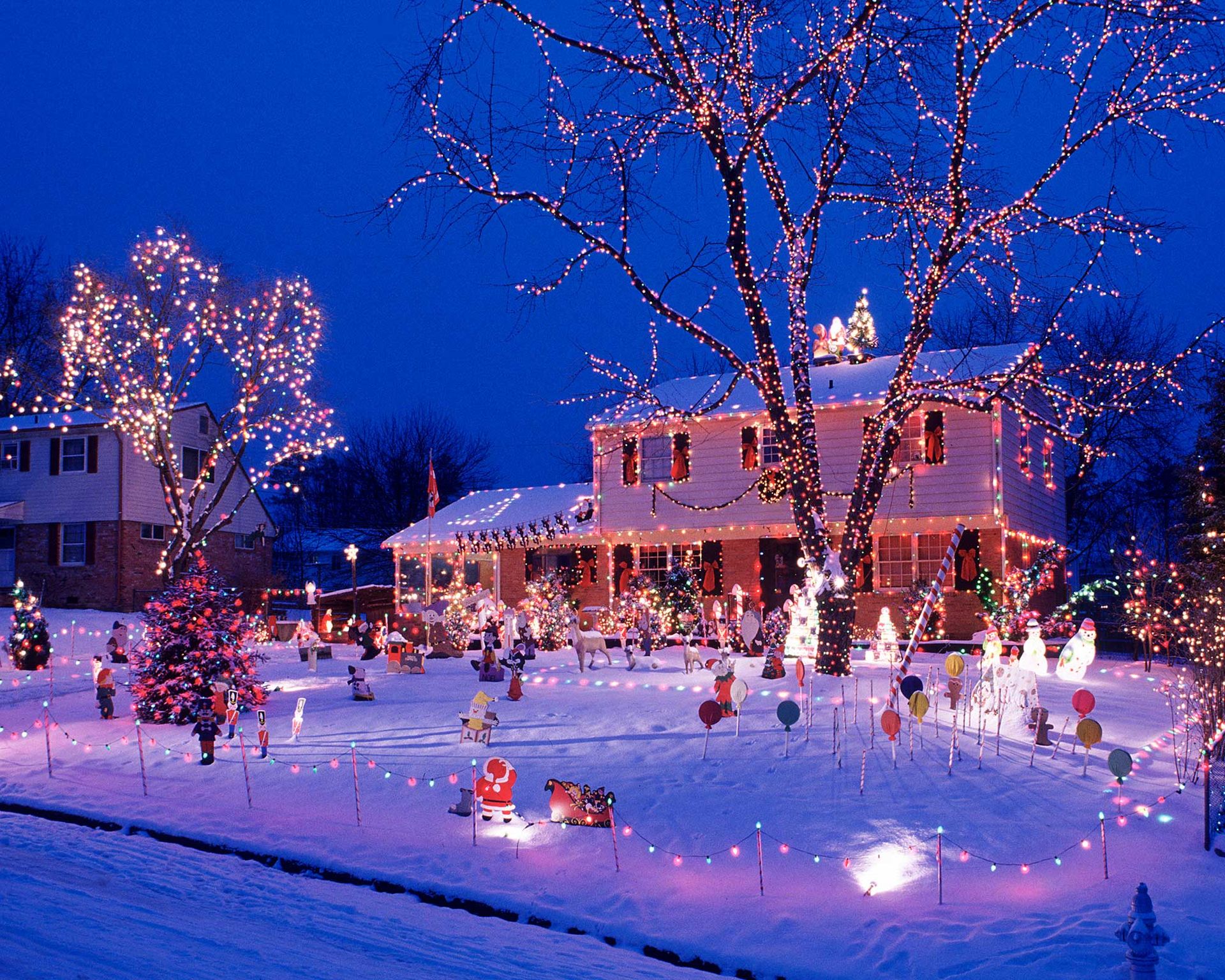 How to put Christmas lights on a house simple steps for a festive glow