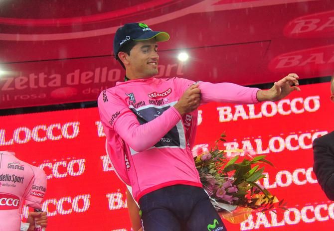 Benat Intxausti dons the maglia rosa