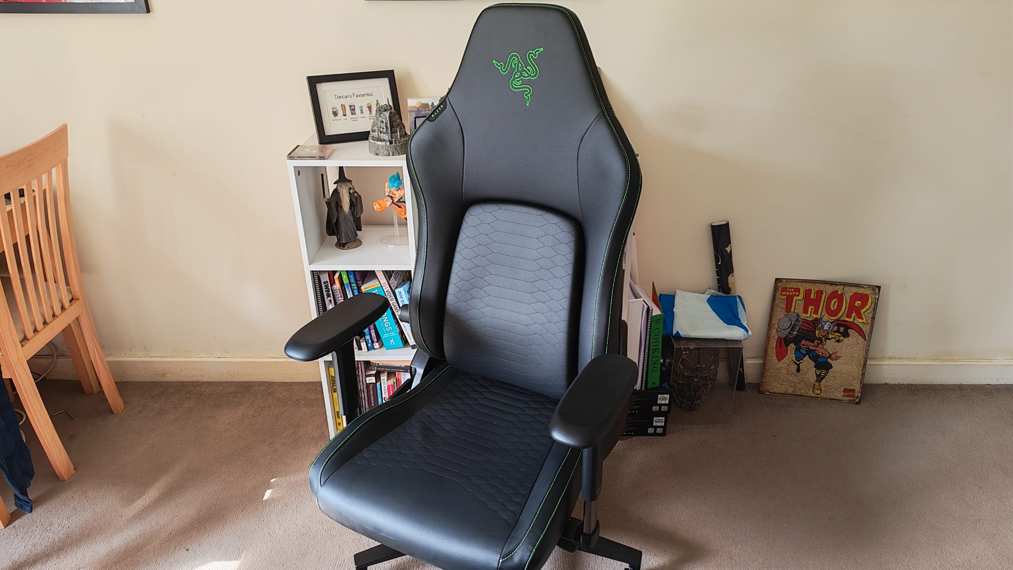 A Razer Iskur V2 NewGen in a living room setup