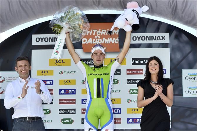 Elia Viviani on the podium in the Dauphine