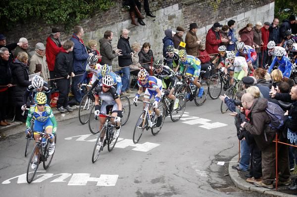 Emma Pooley (AA Drink-Leontien.nl) leads into the first climb of the Mur de Huy