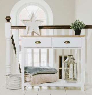 console table with drawers and cosy blanket with star