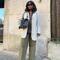 The flat shoes French women wear with casual pants