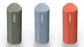 Sonos Roam i de tre läckta färgerna grönt, grått och rött.
