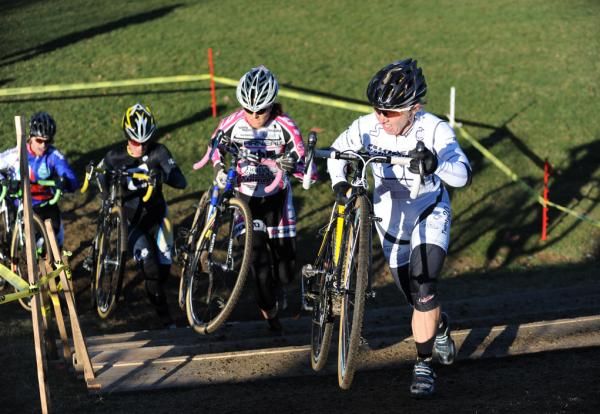 Laura Van Gilder (C3/Athletes Serving Athletes) leads Natasha Elliott (Garneau Club/Chaussure/Ogilvy), Andrea Smith (Ladies First Racing) and Sally Annis (crossresults.com p/b JRA Cycles) up the stairs.