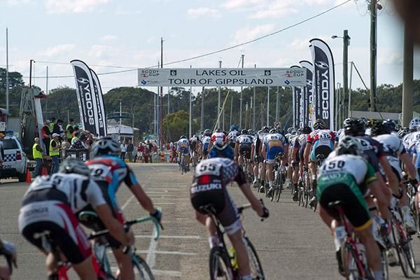 The peloton make their way into the home straight in Paynesville.