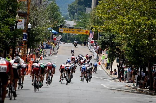 The men's field heads towards the slightly uphill finish.