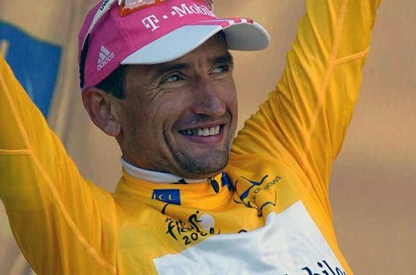 Serguei Gonchar (T-Mobile) salutes at the end of the day in the maillot jaune