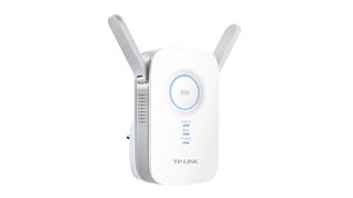 TP-Link RE350 AC1200 Wi-Fi Range Extender valkoista taustaa vasten