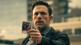 Ben Affeck as Danny Rourke in Hypnotic, holding a polaroid photo of a missing girl