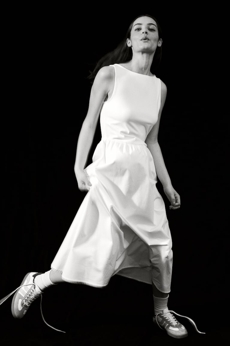 Sleeveless flared skirt dress