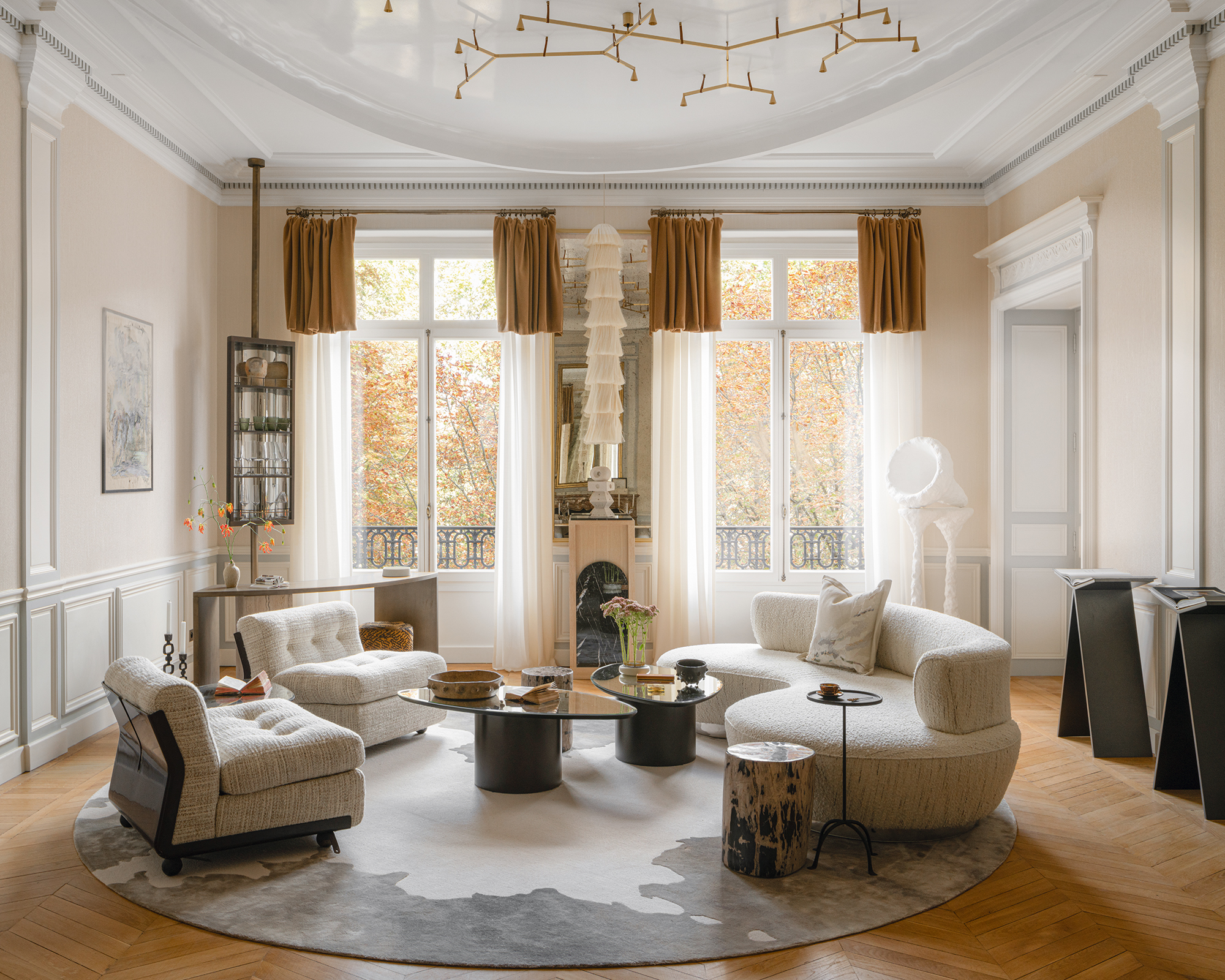 large living room with round rug in the middle and furniture placed on the rug