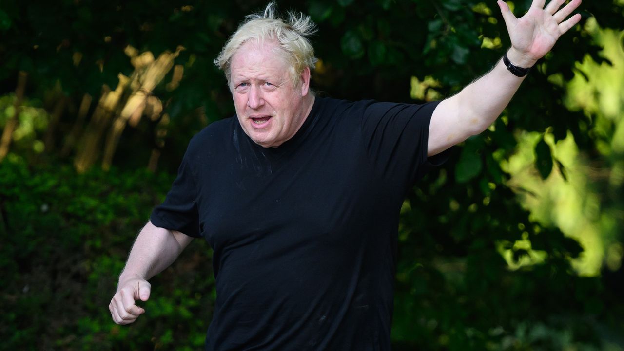 boris johnson jogging and waving