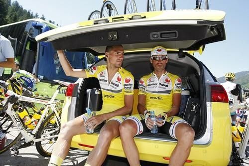Iban Mayo (R) keeps his legs fresh before a big ride in the Alps.