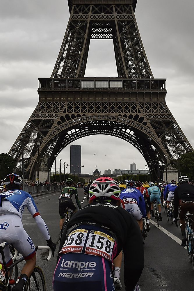 Field reaches the Eiffel Tower on stage 21 of the Tour de France