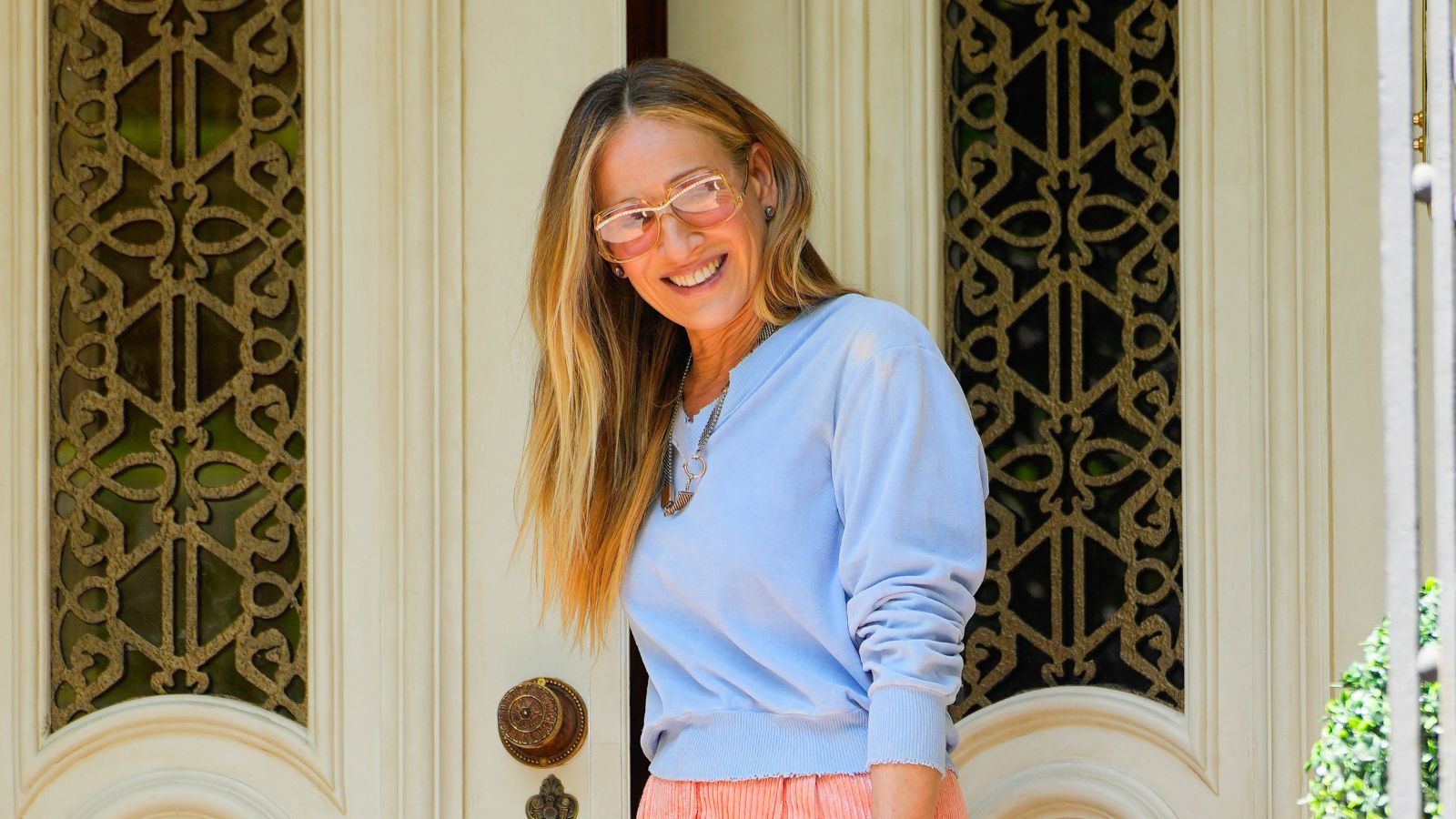 Sarah Jessica Parker Reimagines the Home Library with a Perfect Balance of Literature and Luminous Decorative Objects – It’s Personal and Timeless