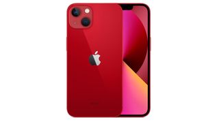 En röd iPhone 13 visas upp både fram- och bakifrån mot en vit bakgrund.