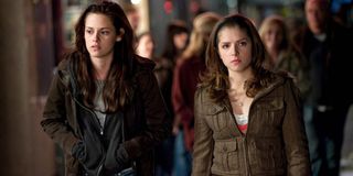 Kristen Stewart and Anna Kendrick in Twilight Saga: New Moon