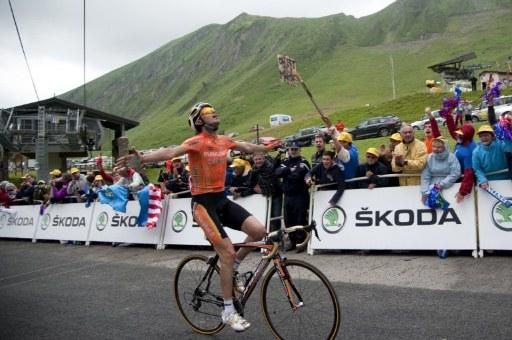 Olympic road champion Samuel S&aacute;nchez (Euskaltel-Euskadi) celebrates his stage win atop Luz-Ardiden.