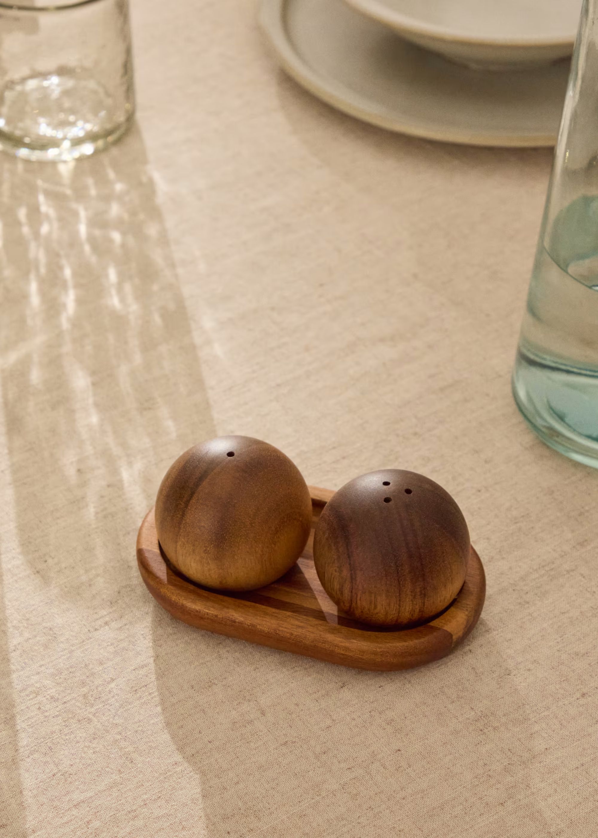 Kave Home, Nukha Set of Salt and Pepper Shakers in Fsc 100% Acacia Wood