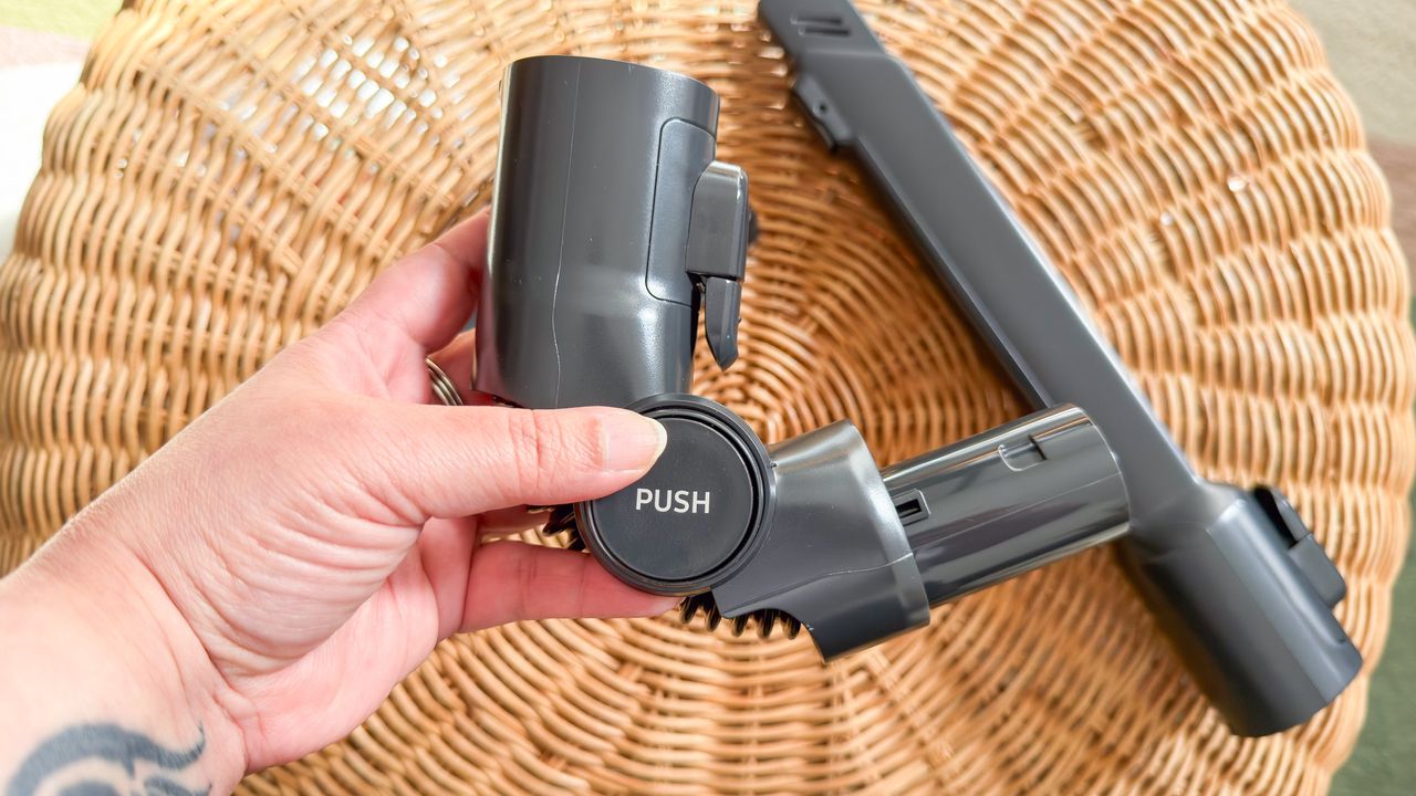 Samsung Jet 95S' Flex Tool bent in a person's hand