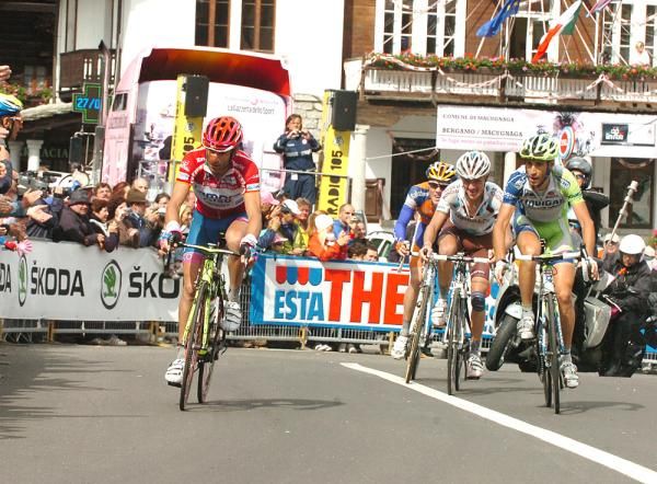Scarponi chased to the line by Nibali, Gadret and Kruijswick